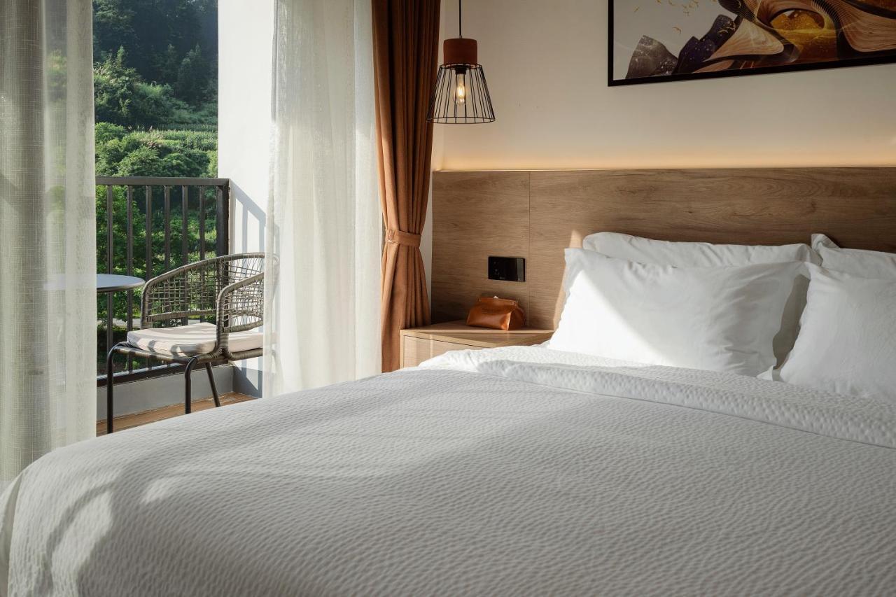 Whispering Mountains Boutique Hotel จางเจียเจี้ย ภายนอก รูปภาพ