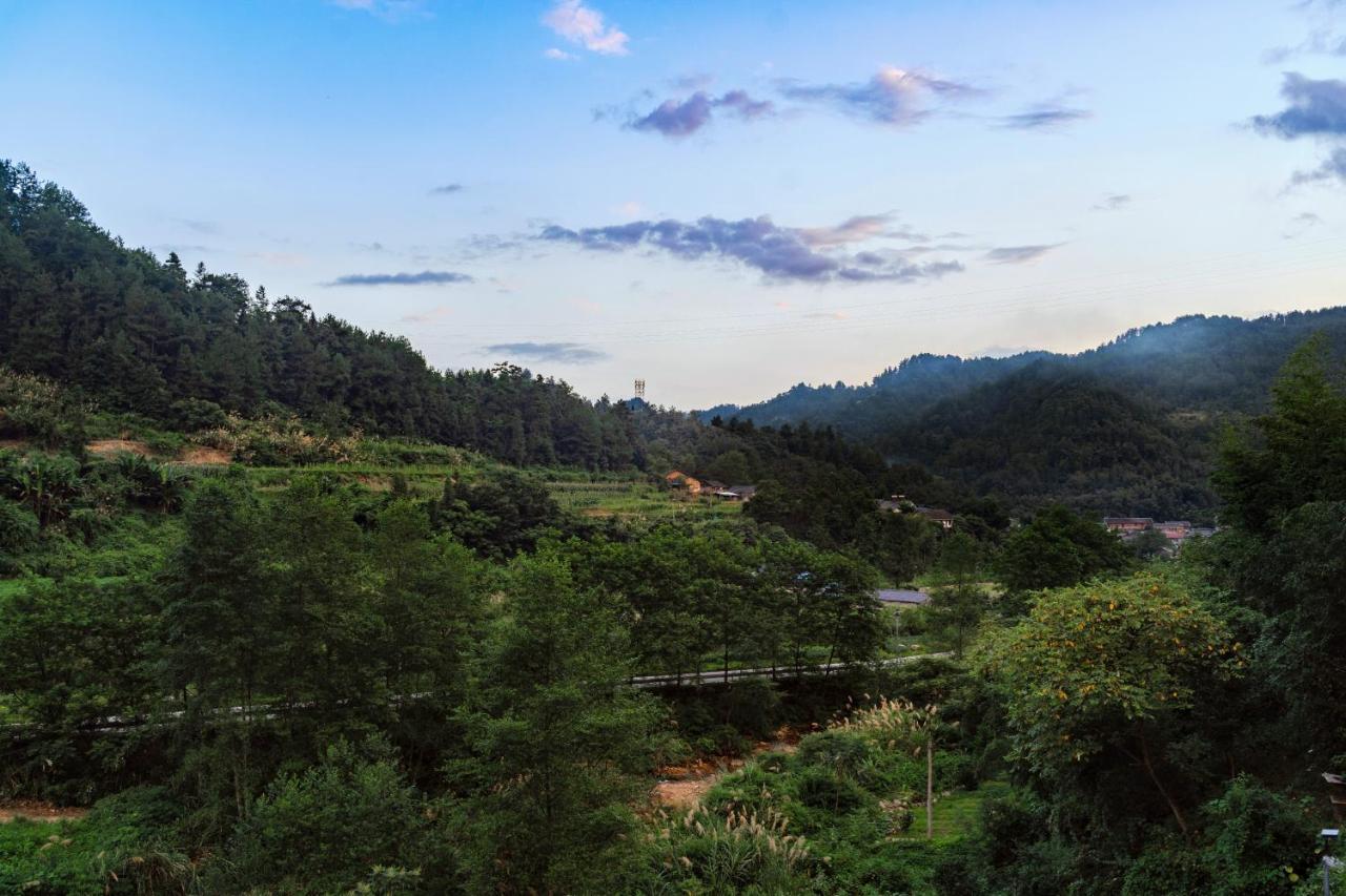 Whispering Mountains Boutique Hotel จางเจียเจี้ย ภายนอก รูปภาพ
