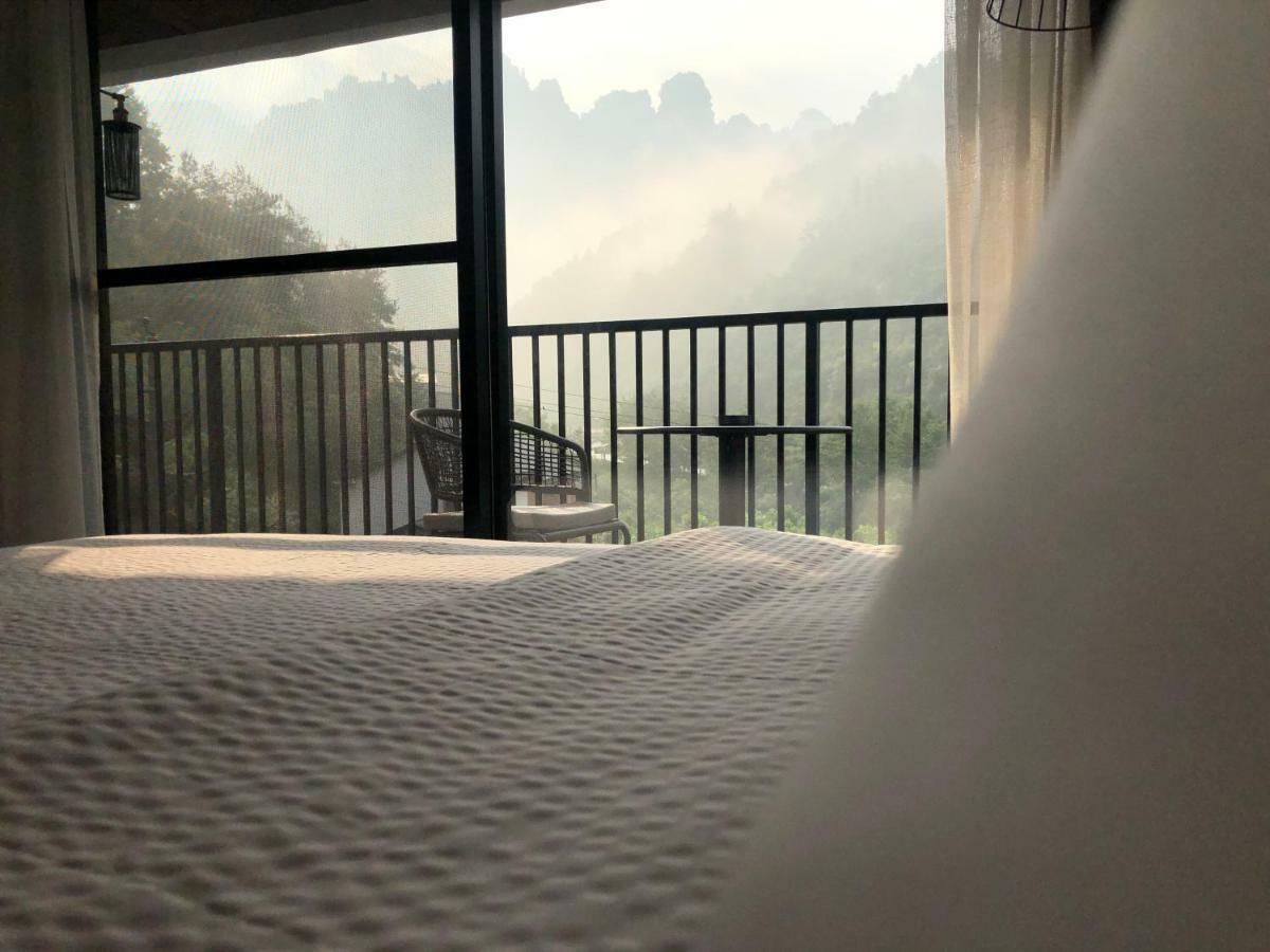 Whispering Mountains Boutique Hotel จางเจียเจี้ย ภายนอก รูปภาพ