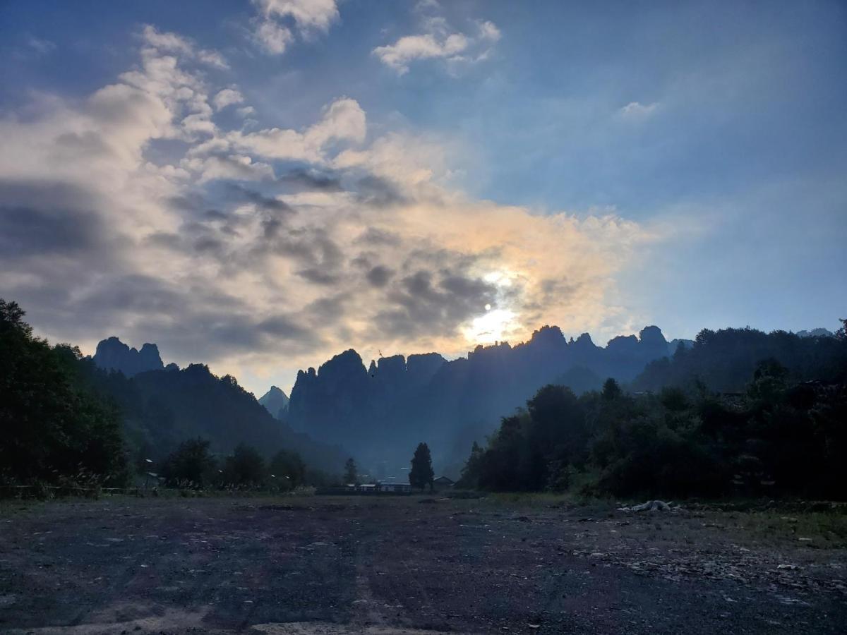 Whispering Mountains Boutique Hotel จางเจียเจี้ย ภายนอก รูปภาพ
